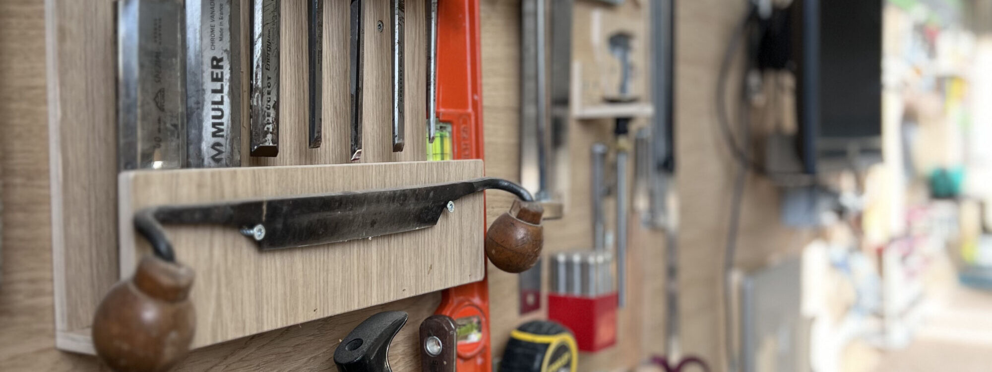 Notre atelier et nos machines pour vos menuiseries pr&egrave;s de Mulhouse et Saint-Louis Rixheim