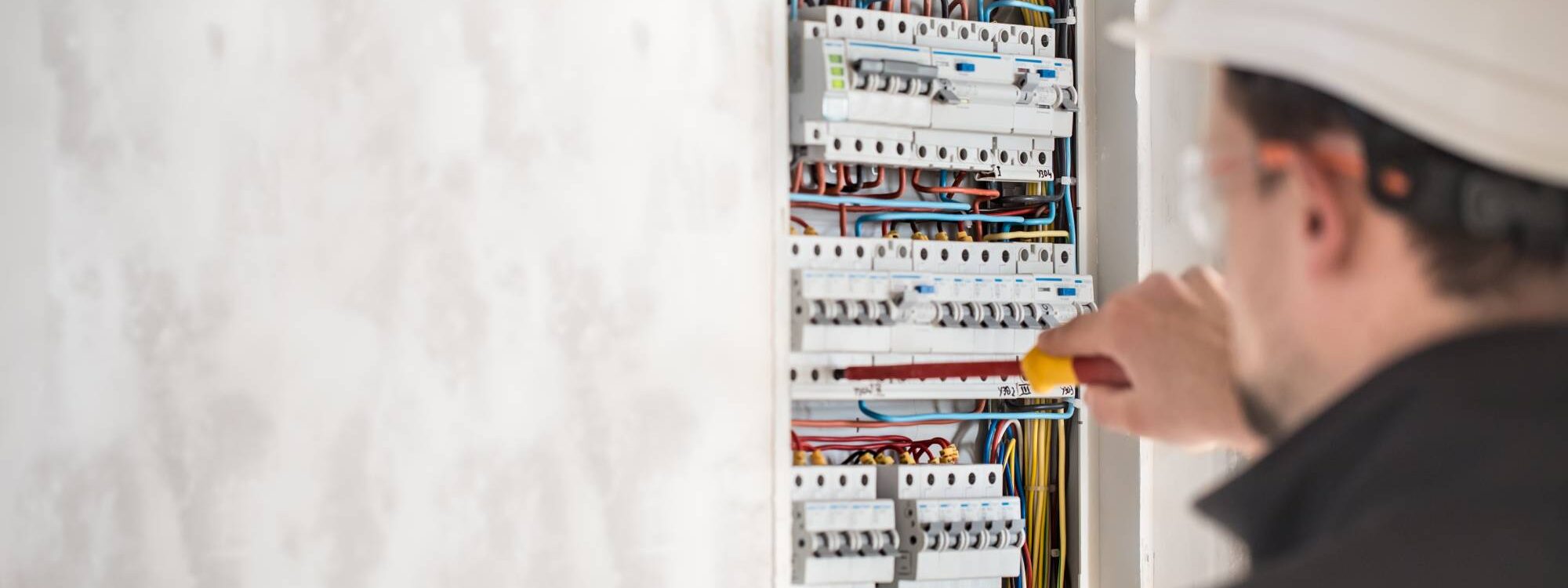 MEUBLE_COFFRE 2000X750 | Atelier F.PERROY Comment concevoir un meuble cache coffret électrique ? Saint-Louis